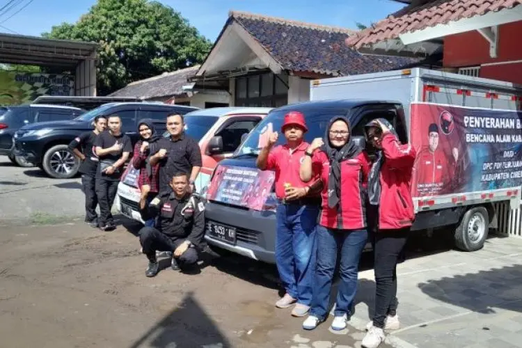 Peduli Korban Gempa Cianjur, DPC PDIP Kabupaten Cirebon Kirim Sembako Dua Mobil
