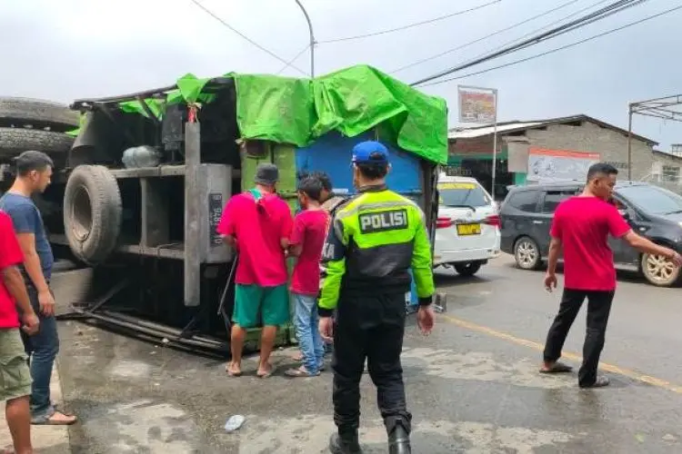 Truk Pengangkut Logistik untuk Korban Gempa Cianjur Terguling di Jalan Raya Cipatat 