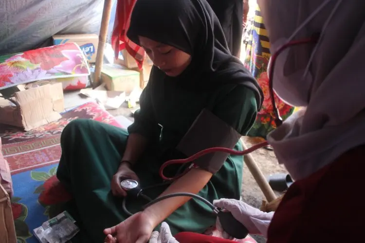 Bersama JQR, Relawan Paramedis Berjuang di Kandang Kambing Hingga Tangani Warga Melahirkan