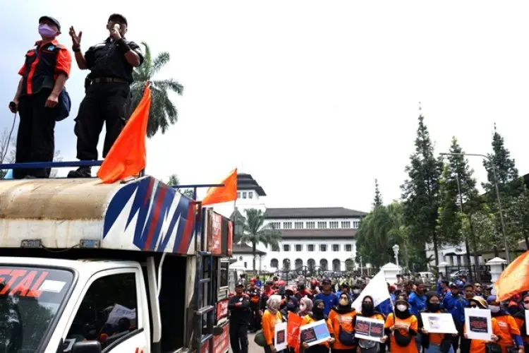 FOTO: Aksi Buruh Tuntut Kenaikan Upah Layak