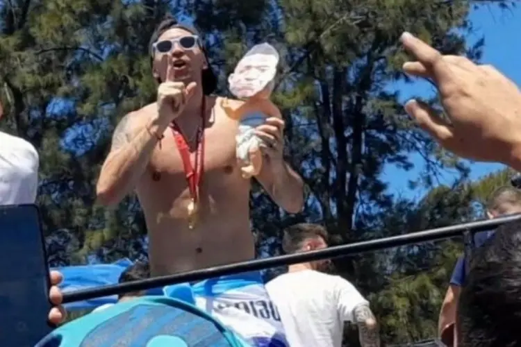 Emiliano Martinez Kembali Ejek Mbappe Dengan Boneka Bayi saat Pawai Kemenangan Argentina di Piala Dunia 2022