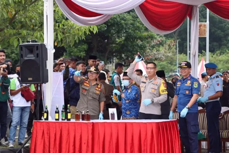 Jelang Libur Natal dan Malam Tahun Baru 2023, Polresta Bandung Musnahkan Puluhan Ribu Minuman Keras dan Knalpot Bising 