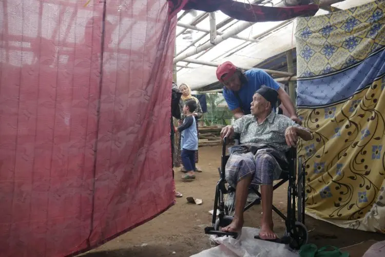 Lewat Pena Budi, JQR Salurkan Kursi Roda Untuk Disabilitas Korban Gempa Cianjur