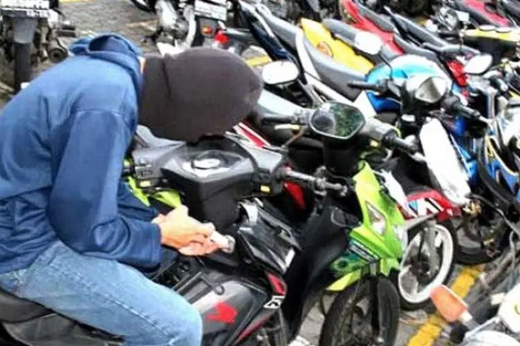 Sempat Terseret Beberapa Meter, Rizki Berhasil Rebut Motor Curian Yang Hendak Dibawa Pelaku Kotak Masuk