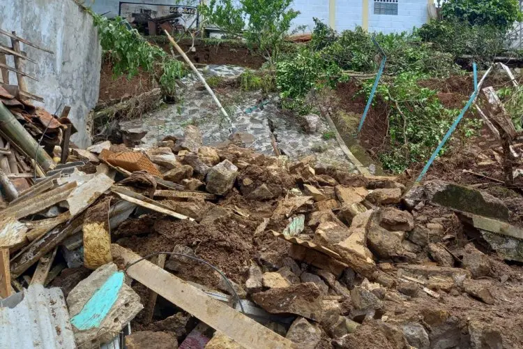 Bangunan TPT SDN Cipeulang 02 Ambruk Digerus Air Hujan Deras