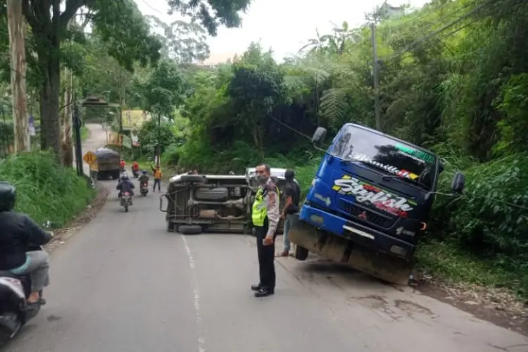 Gegara Patah As, Tiga Kendaraan di Parongpong Terlibat Kecelakaan Beruntun