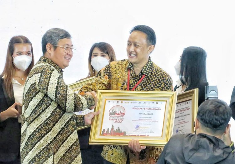 Pemkot Bandung Raih Penghargaan Smart Governance Terbaik di Indonesia Dimensi Smart City