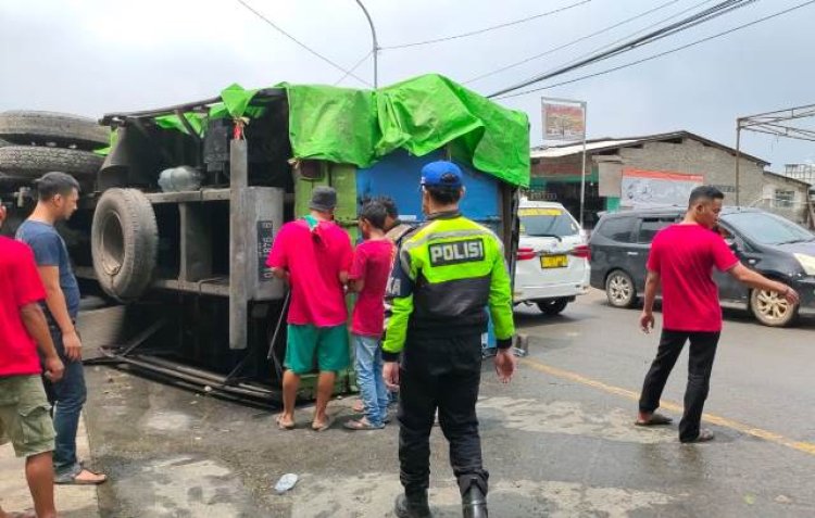 Truk Pengangkut Logistik untuk Korban Gempa Cianjur Terguling di Jalan Raya Cipatat 