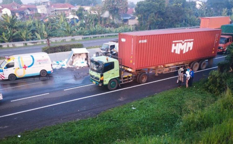Gegara Pecah Ban Belakang, Sebuah Truk Alami Kecelakaan di Jalan Tol Purbaleunyi KM 127