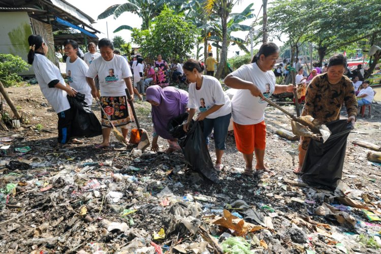 Komunitas Nelayan Pendukung Ganjar Gandeng Kelompok Nelayan di Cirebon Bersihkan Pesisir Sungai Bondet