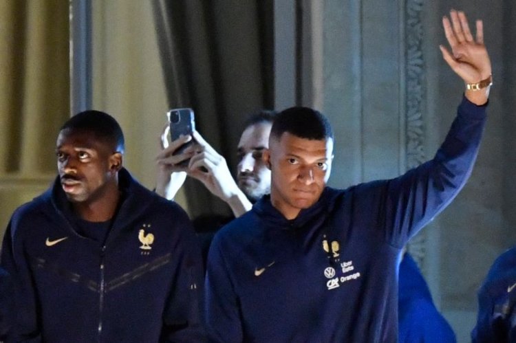 Kylian Mbappe Tampak Muram saat Skuat Prancis Tiba di Rumah dengan Patah Hati Piala Dunia 2022