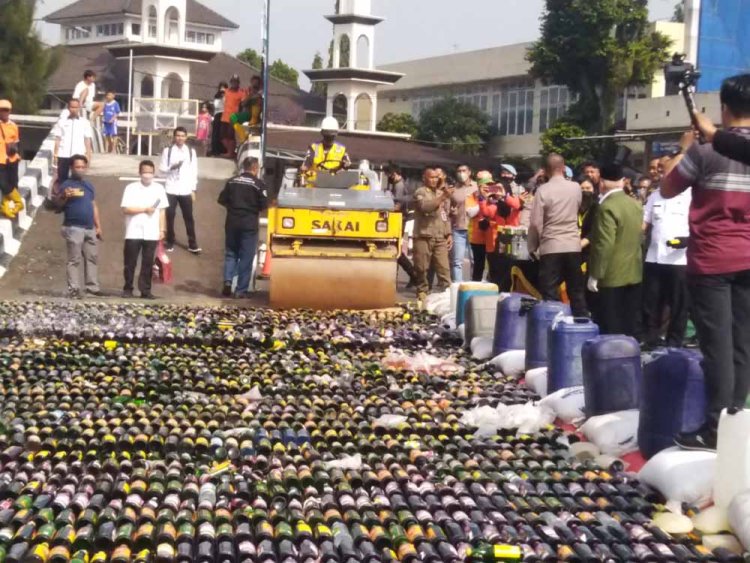 Polres Cimahi Musnahkan Ribuan Botol Minuman Keras dan Narkotika Hasil Sitaan