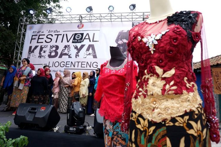 FOTO: Peringati Hari Ibu, Warga Kelurahan Nyengseret Gelar Festival Kebaya