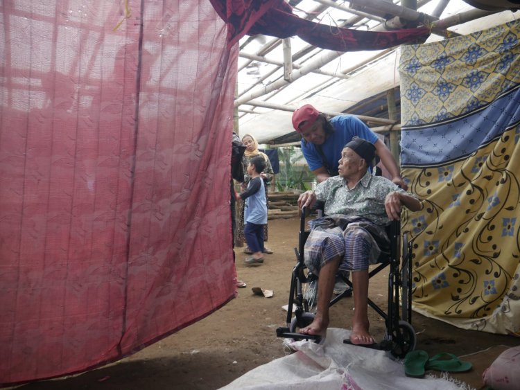 Lewat Pena Budi, JQR Salurkan Kursi Roda Untuk Disabilitas Korban Gempa Cianjur