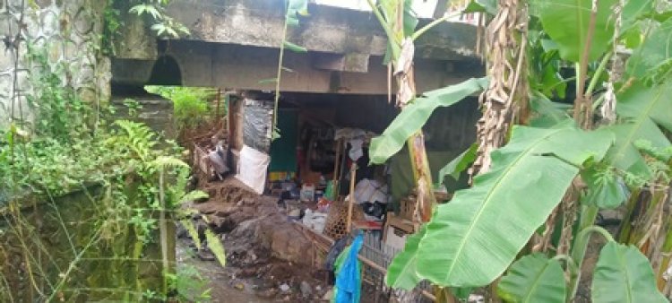 Seorang Pria di Kutawaringin Bandung Terpaksa Tinggal di Kolong Jembatan