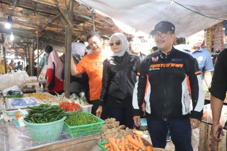 Imron Pantau Harga di Pasar Tradisional dan Beri Bantuan kepada Masyarakat Cirebon