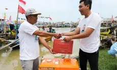 Komunitas Nelayan Ganjar Berikan Bantuan Mesin Kapal untuk Kelompok Nelayan di Karawang