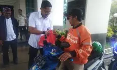 Bantu Perekonomian Warga, Pemda Bagikan 200 Paket Sembako bagi Pengemudi Ojol di KBB