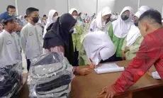 Pemda KBB Serahkan Bantuan Paket Alat Tulis kepada 800 Siswa SMP