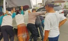 Mantap, Anggota Polsek Bogor Selatan Bantu Dorong Mobil Mogok