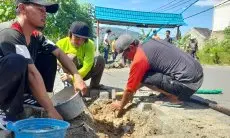 Tak Urung Diperbaiki Developer, Warga RW 13 Perum ASI Gotong Royong Perbaiki Drainase