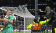 Arsenal Menang 2-0, Pendukung Tottenham Tendang Kiper Aaron Ramsdale 