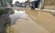 Tak Kunjung Diperbaiki, Jalan Cisarongge Cihampelas KBB Berubah jadi Kolam dengan Diameter 3 Meter