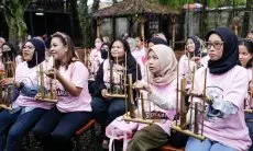 Perempuan di Bandung Belajar Angklung Bersama Srikandi Ganjar Jabar