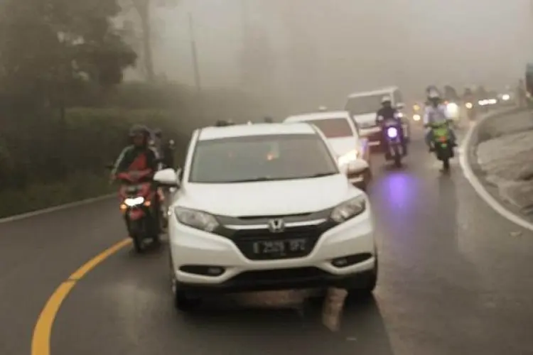 Cuaca Ekstrem, Jarak Pandang di Puncak Pass Hanya Tiga Meter 