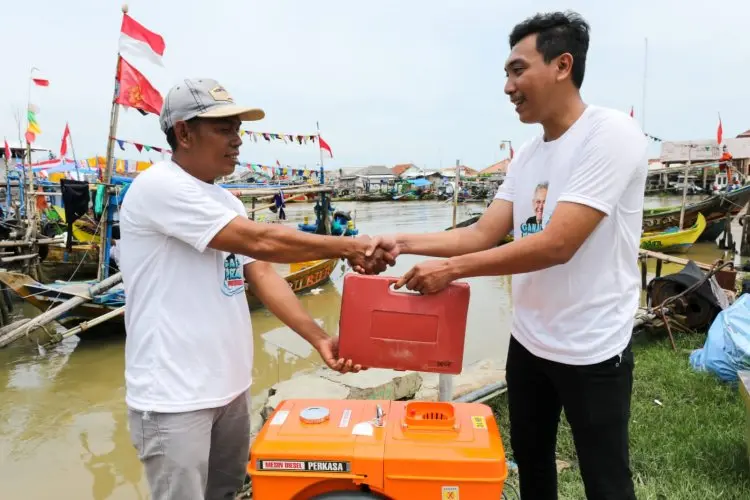Komunitas Nelayan Ganjar Berikan Bantuan Mesin Kapal untuk Kelompok Nelayan di Karawang
