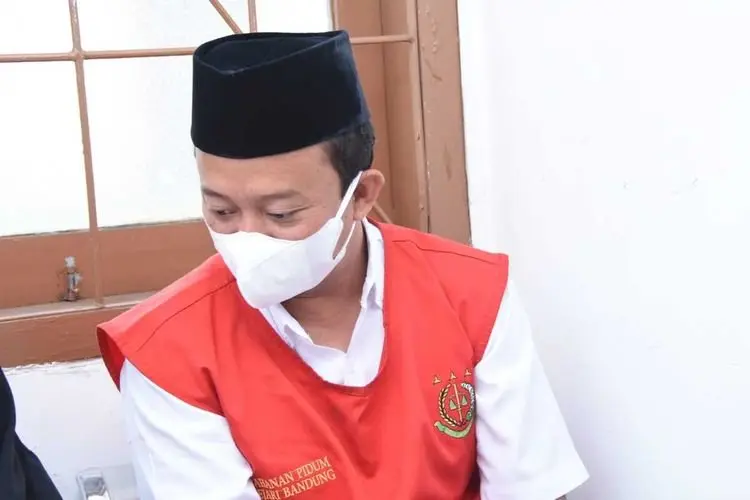 Pasrah Kasasinya Ditolak, Terpidana Mati Herry Wirawan Fokus Ibadah di Rutan