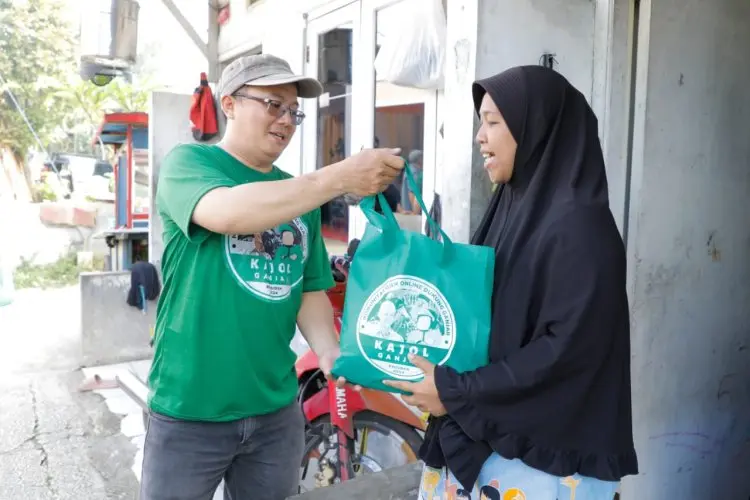 Kajol Ganjar Gelar Aksi Bagi Sembako Murah di Depok