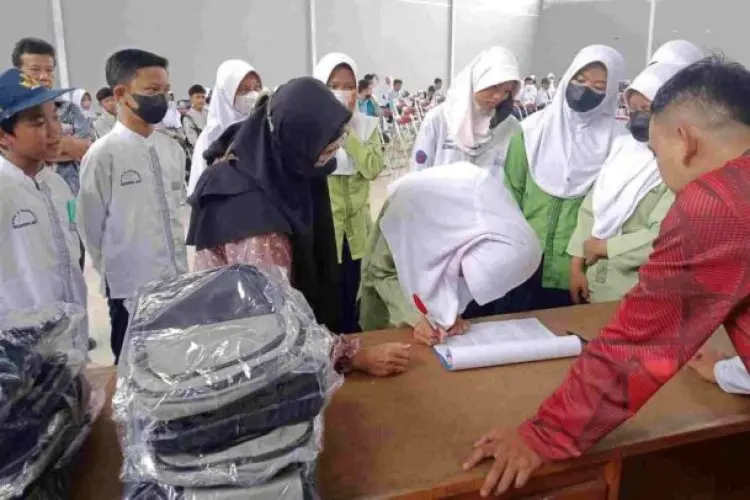 Pemda KBB Serahkan Bantuan Paket Alat Tulis kepada 800 Siswa SMP