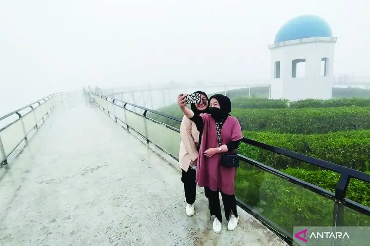 Menikmati Sensasi Rebahan di Awan Bukit Nimo Highland Pangalengan