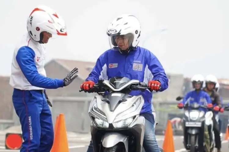 Inilah Tips Pengendara Motor Perempuan agar Selalu Aman dan Nyaman di Jalan Raya