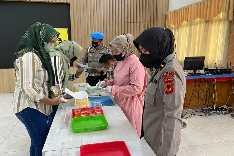 Puluhan Personel Sat Res Narkoba Polres Cimahi Menjalani Tes Urine, Begini Hasilnya 
