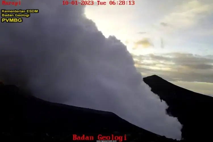 Gunung Marapi di Sumatera Barat Erupsi, Lontarkan Abu Vukanik Setinggi 800 Meter
