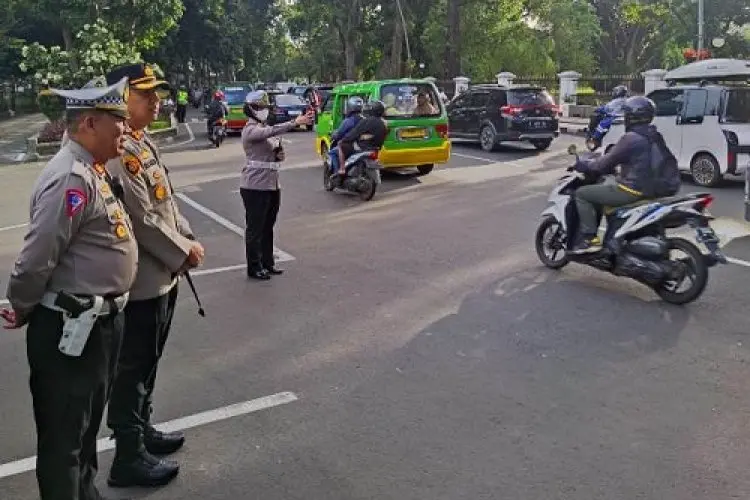 Begini Saat Kapolresta Ikut Atur Lalu Lintas di Sebrang Istana Bogor