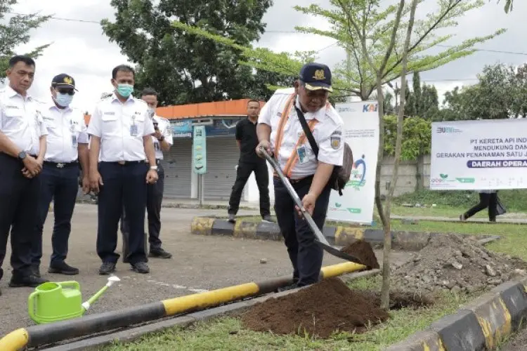 Hari Gerakan Satu Juta Pohon, Daop 2 Bandung Tanam 15 Pohon di Stasiun Kiaracondong