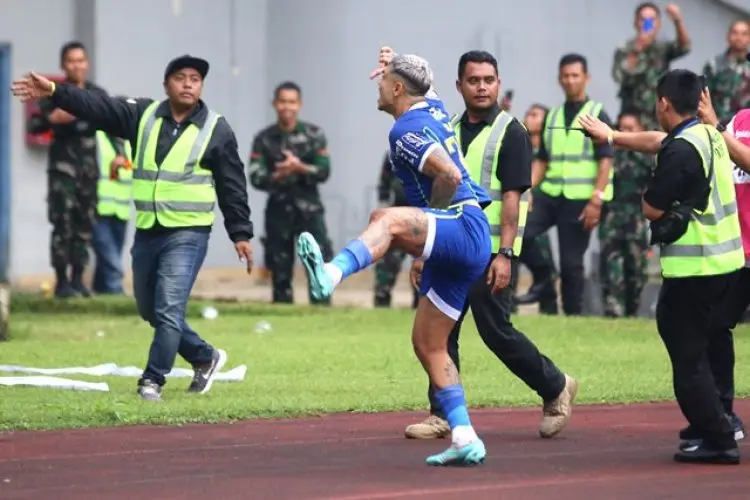 FOTO: Persib Taklukkan Persija 1-0 di Stadion GBLA
