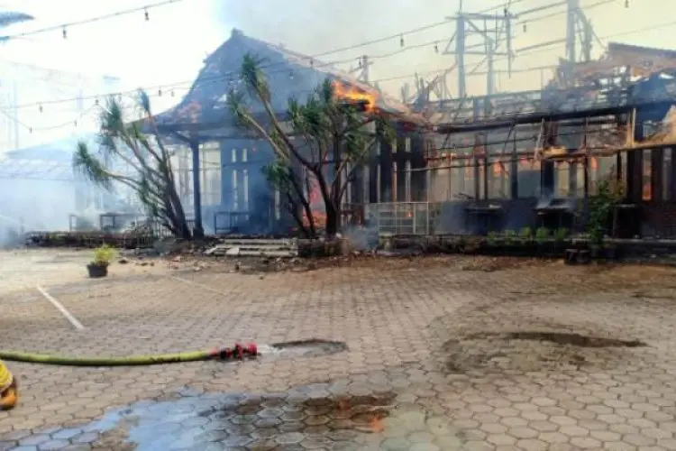 RM Ampera Jalan Soekarno-Hatta Kota Bandung Terbakar, Kobaran Api Berhasil Dikendalikan