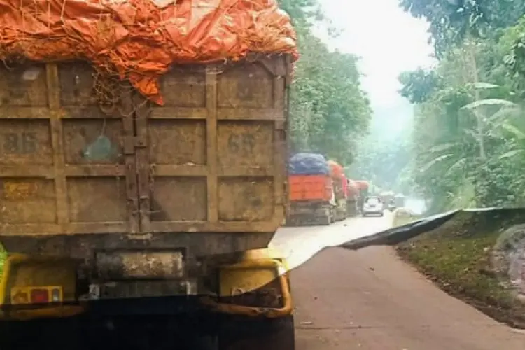 Truk Pengangkut Sampah ke TPAS Sarimukti Mengular, UPT Kebersihan KBB: Sudah Satu Minggu