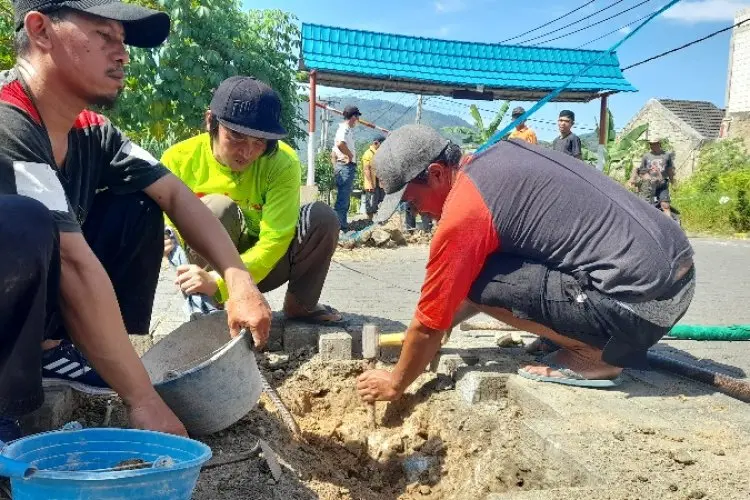 Tak Urung Diperbaiki Developer, Warga RW 13 Perum ASI Gotong Royong Perbaiki Drainase