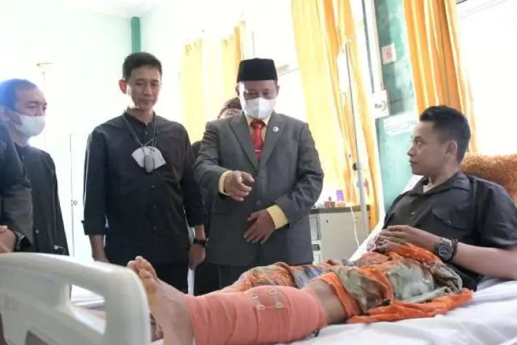 Usai Jenguk Pengendara Ojol di Garut, Uu Ruzhanul Ulum Minta Masyarakat Ikut Program BPJS Kesehatan