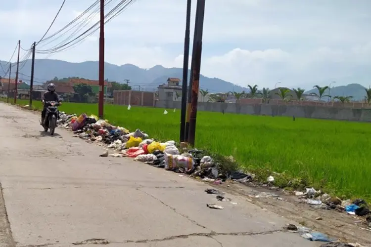 Gegara Akses ke TPA Sarimukti Longsor, Sampah di Kabupaten Bandung Kian Menumpuk