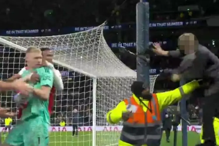 Arsenal Menang 2-0, Pendukung Tottenham Tendang Kiper Aaron Ramsdale 