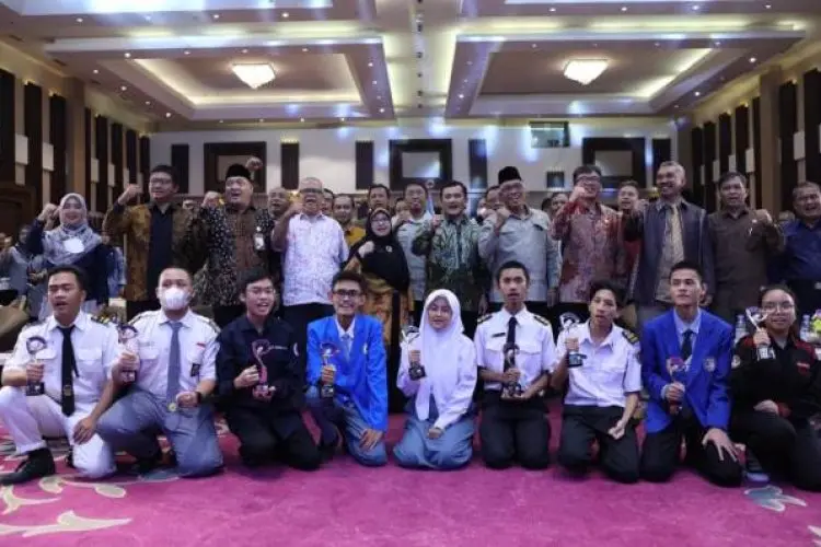 Disdik Jabar Serahkan Ragam Apresiasi di SMK Award 2022 