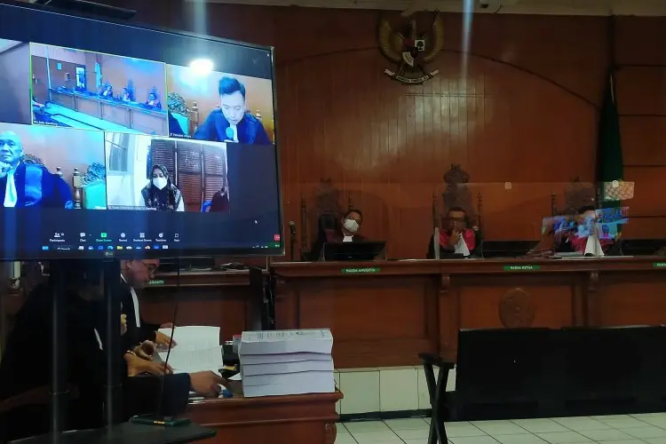 Terlilit Kasus Penipuan, Mantan Ketua DPRD Jabar Irfan Suryanagara dan Istrinya Dituntut 12 Tahun Penjara