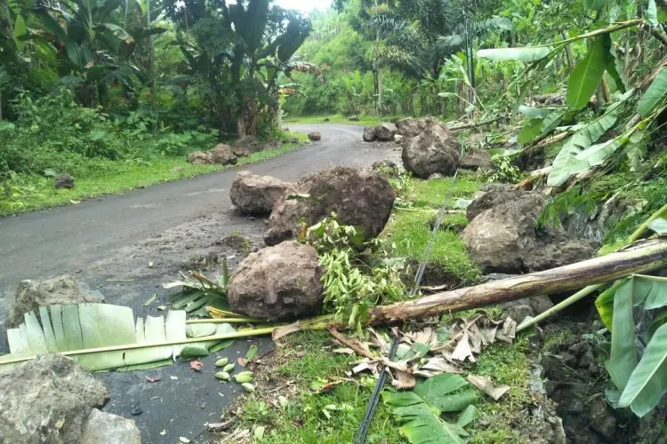 Diguyur Hujan, Longsor di Cipongkor Bawa Material Bongkahan Batu Besar, Satu Mobil Tertimpa 