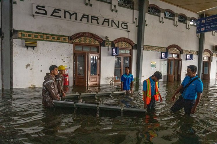 Stasiun Semarang Tawang Banjir, Sejumlah Perjalanan KA di Daop 2 Bandung Mengalami Keterlambatan hingga 400 Menit